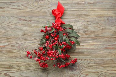 Tahta arka planda ökseotu dalı