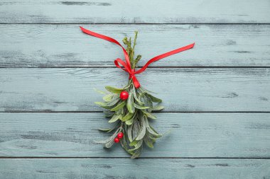 Tahta arka planda ökseotu dalı