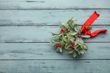 Tahta arka planda ökseotu dalı