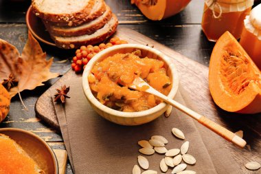 Masada bir kase lezzetli balkabağı reçeli