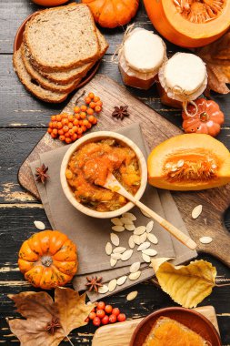 Ahşap zemin üzerinde lezzetli balkabağı reçeli ile sonbahar kompozisyonu