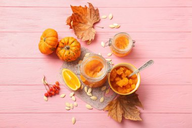 Renkli ahşap arka planda lezzetli balkabağı reçeli güz kompozisyonu