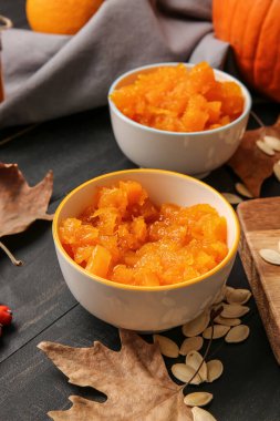 Masada bir kase lezzetli balkabağı reçeli