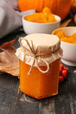 Masada bir kavanoz lezzetli balkabağı reçeli