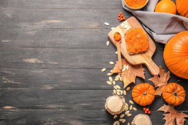 Ahşap zemin üzerinde lezzetli balkabağı reçeli ile sonbahar kompozisyonu