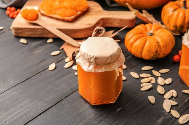 Masada bir kavanoz lezzetli balkabağı reçeli