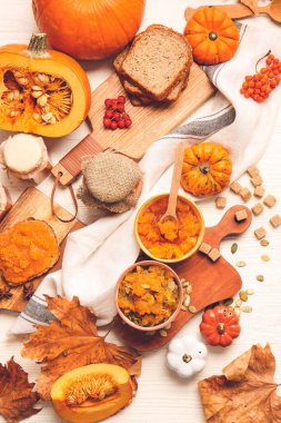 Beyaz ahşap zemin üzerinde lezzetli balkabağı reçeli ile sonbahar kompozisyonu