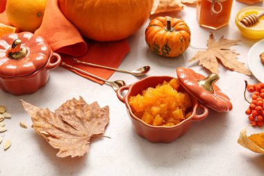 Beyaz zemin üzerinde lezzetli balkabağı reçeli ile sonbahar kompozisyonu