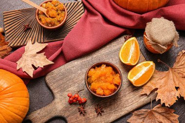 Koyu arkaplanda lezzetli kabak reçeli ile sonbahar kompozisyonu