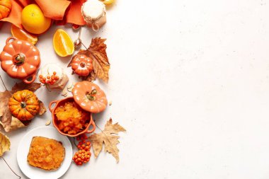 Beyaz zemin üzerinde lezzetli balkabağı reçeli ile sonbahar kompozisyonu