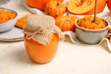 Masada bir kavanoz lezzetli balkabağı reçeli