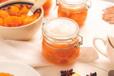 Masada bir kavanoz lezzetli balkabağı reçeli