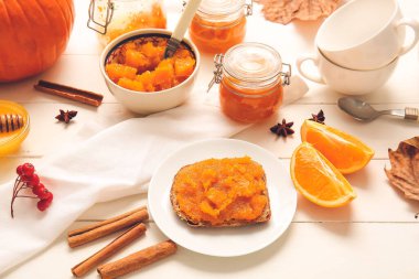 Masada lezzetli ekmek ve balkabağı reçeli tabağı