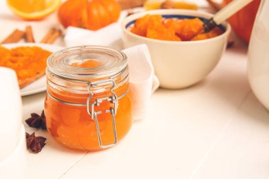 Masada bir kavanoz lezzetli balkabağı reçeli