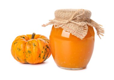 Beyaz arka planda lezzetli balkabağı reçeli kavanozu