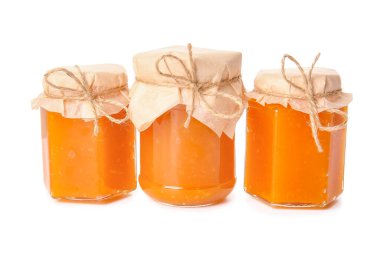 Beyaz arkaplanda lezzetli balkabağı reçeli kavanozları