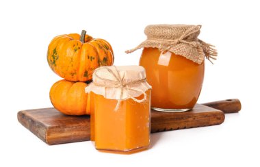 Beyaz arkaplanda lezzetli balkabağı reçeli kavanozları