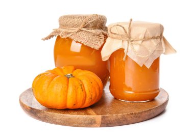 Beyaz arkaplanda lezzetli balkabağı reçeli kavanozları