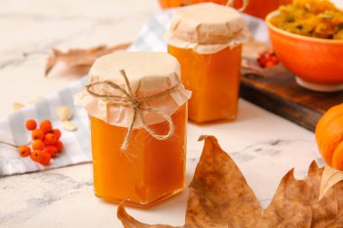 Masada bir kavanoz lezzetli balkabağı reçeli