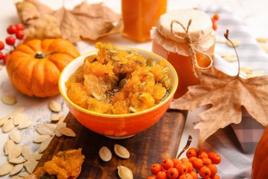 Masada bir kase lezzetli balkabağı reçeli