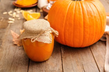 Masada bir kavanoz lezzetli balkabağı reçeli