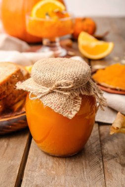 Masada bir kavanoz lezzetli balkabağı reçeli