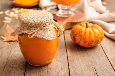 Masada bir kavanoz lezzetli balkabağı reçeli