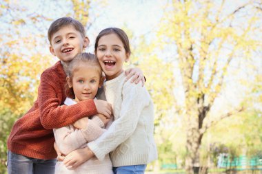 Sonbahar parkında küçük şirin çocuklar.