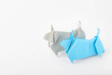 Origami boğaları 2021 yılının sembolü olarak beyaz arkaplanda