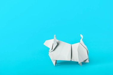 Origami boğası 2021 yılının sembolü olarak renk arkaplanında