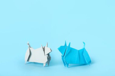 Origami boğaları 2021 yılının sembolü olarak renk arkaplanında