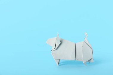 Origami boğası 2021 yılının sembolü olarak renk arkaplanında
