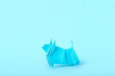 Origami boğası 2021 yılının sembolü olarak renk arkaplanında