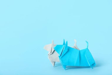 Origami boğaları 2021 yılının sembolü olarak renk arkaplanında