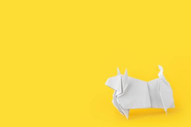 Origami boğası 2021 yılının sembolü olarak renk arkaplanında