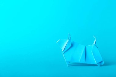 Origami boğası 2021 yılının sembolü olarak renk arkaplanında