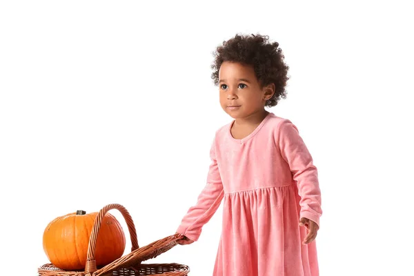 Bébé Fille Afro Américaine Mignonne Avec Panier Citrouille Sur Fond — Photo