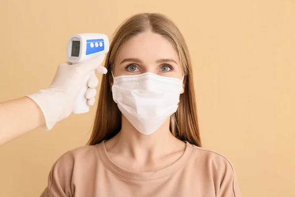 Mulher Mão Com Termômetro Infravermelho Fundo Cor Epidemia Coronavírus — Fotografia de Stock