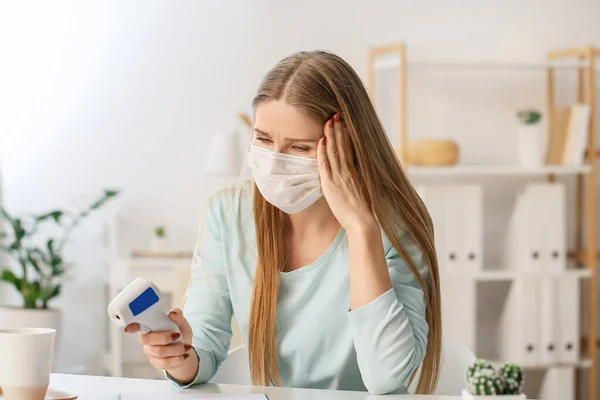 Mulher Com Termómetro Infravermelho Escritório Epidemia Coronavírus — Fotografia de Stock