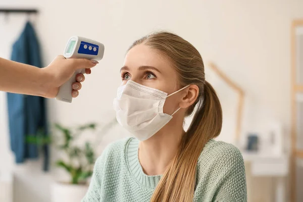 Medição Temperatura Mulher Escritório Epidemia Coronavírus — Fotografia de Stock