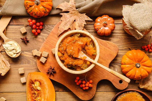 Composición Otoñal Con Sabrosa Mermelada Calabaza Sobre Fondo Madera — Foto de Stock