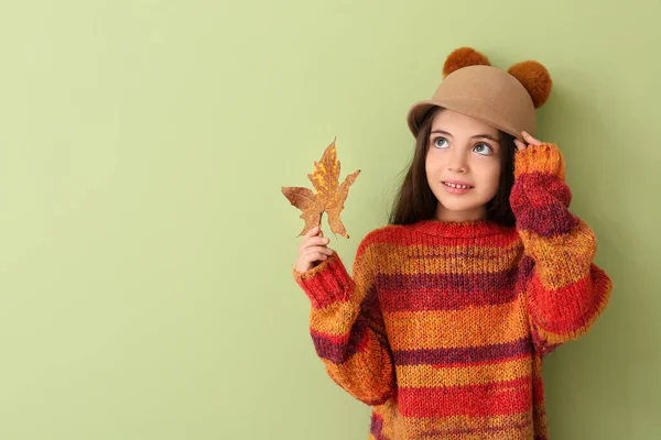 Carino Bambina Con Foglia Autunnale Sfondo Colore — Foto Stock