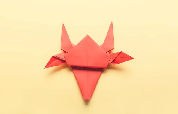Origami Boğası 2021 Yılının Sembolü Olarak Renk Arkaplanında — Stok fotoğraf