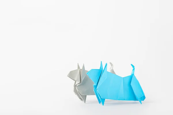 Origami公牛是2021年的象征 背景为白色 — 图库照片