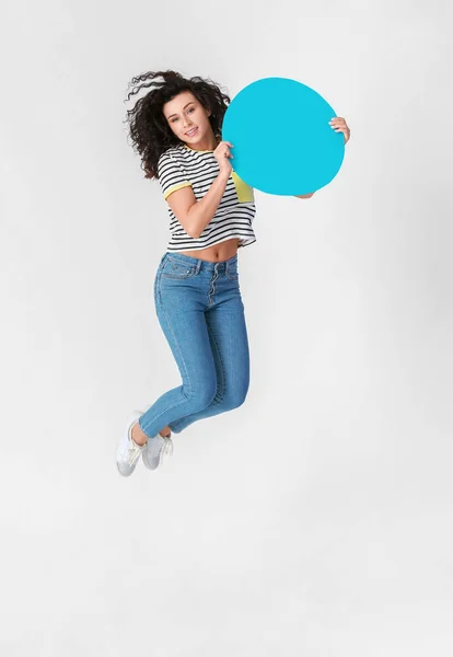 Jumping Kvinna Med Tomt Papper Ark Ljus Bakgrund — Stockfoto