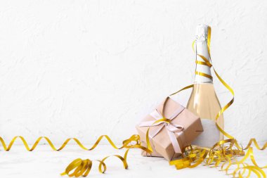 Beyaz arka planda bir şişe şampanya ile Noel kompozisyonu