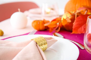 Yemek odasındaki Şükran Günü kutlaması için güzel bir masa.