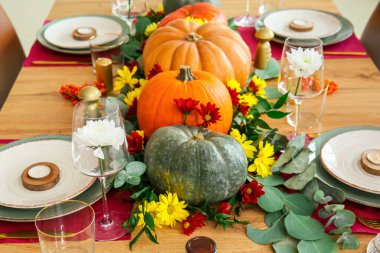 Yemek odasında balkabakları olan güzel bir masa.