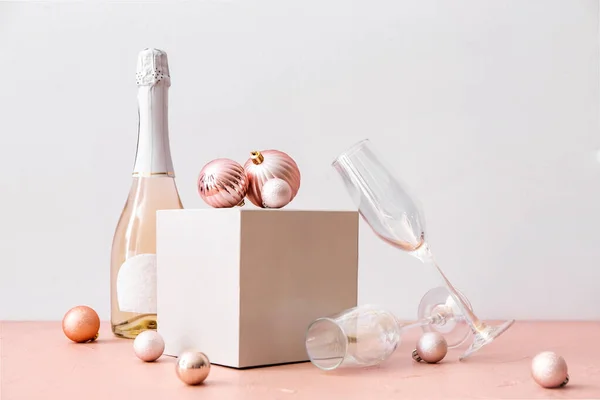 Composizione Natalizia Con Bottiglia Champagne Sfondo Chiaro — Foto Stock