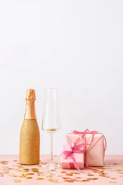 Bottiglia Champagne Con Bicchiere Regali Natale Sfondo Chiaro Celebrazione Anno — Foto Stock